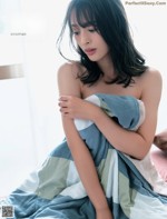 Misaki Jimbu 神部美咲, Weekly SPA! 2022.09.20 (週刊SPA! 2022年9月20日号) A woman sitting on a bed wrapped in a blanket.